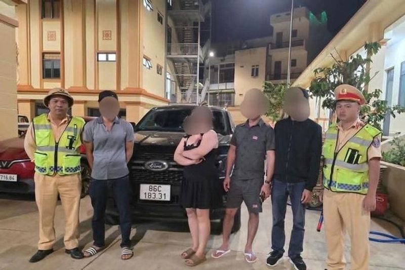 Tài xế bán tải lao xuống đấm tài xế xe tải sau va chạm giao thông - Tạp chí Tri thức