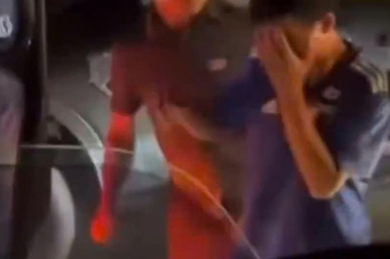 Điều tra tài xế ô tô bán tải tấn công người lái xe tải sau va chạm giao thông - Báo VietnamNet