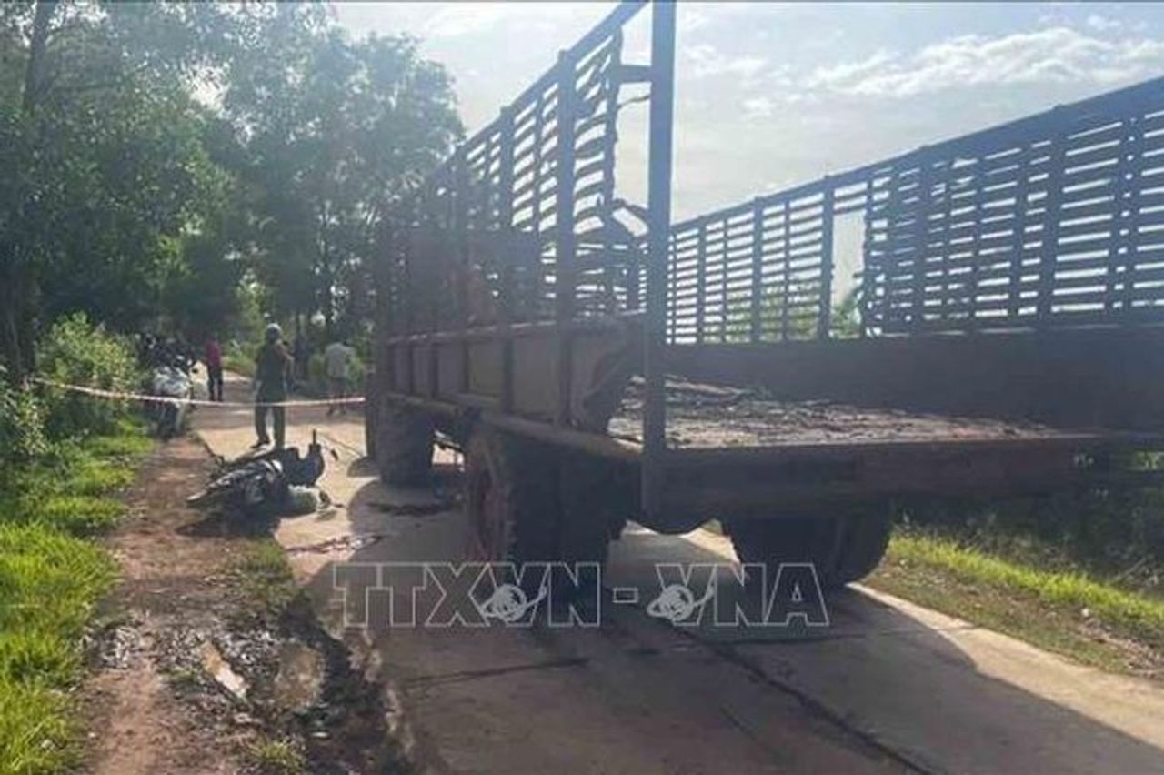 Khuyến cáo an toàn khi điều khiển xe máy cày kéo theo rơ-moóc - Báo Tin Tức TTXVN