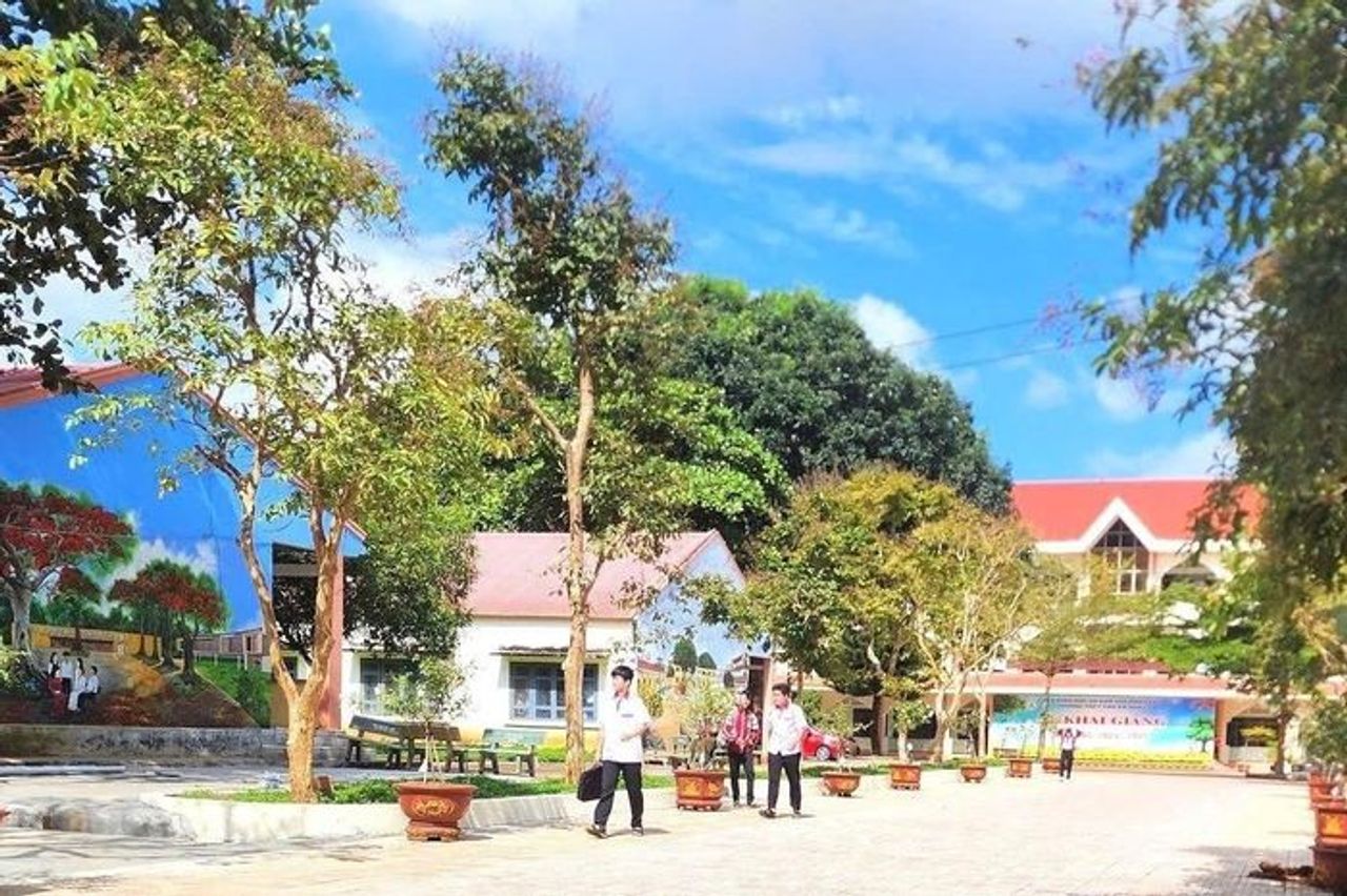 Nữ hiệu trưởng trường THPT bị miễn nhiệm, chuyển xuống làm giáo viên - Báo VietnamNet