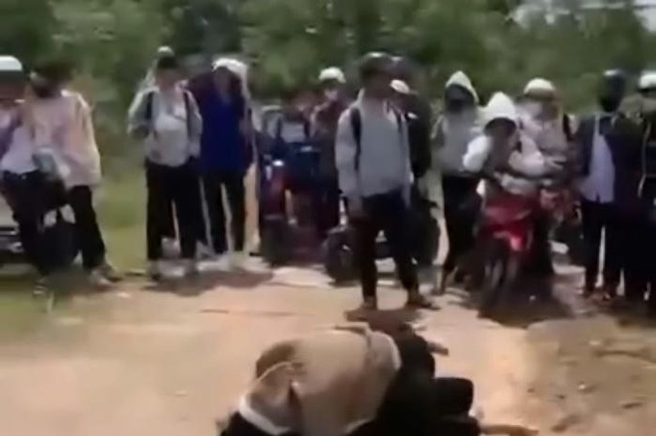 Hai nữ sinh đánh nhau, bạn học reo hò cổ vũ - Báo Người Lao Động