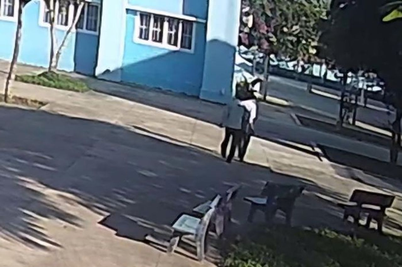 Diễn biến mới vụ thầy giáo bị tố bóp cổ đồng nghiệp trong sân trường - Báo Người Lao Động