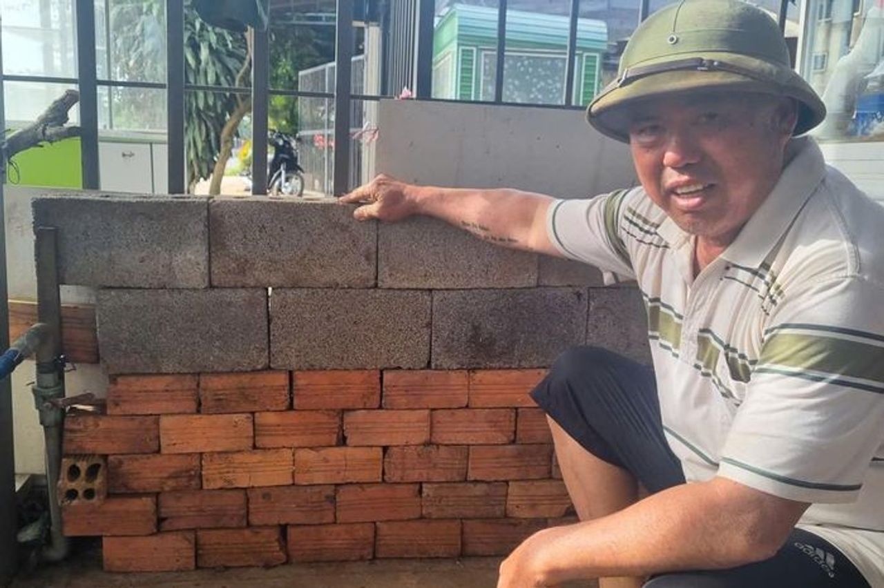 Quốc lộ 27 cứ mưa to là ngập, dân chuẩn bị sẵn gạch để chặn nước - Báo Pháp Luật TP.HCM