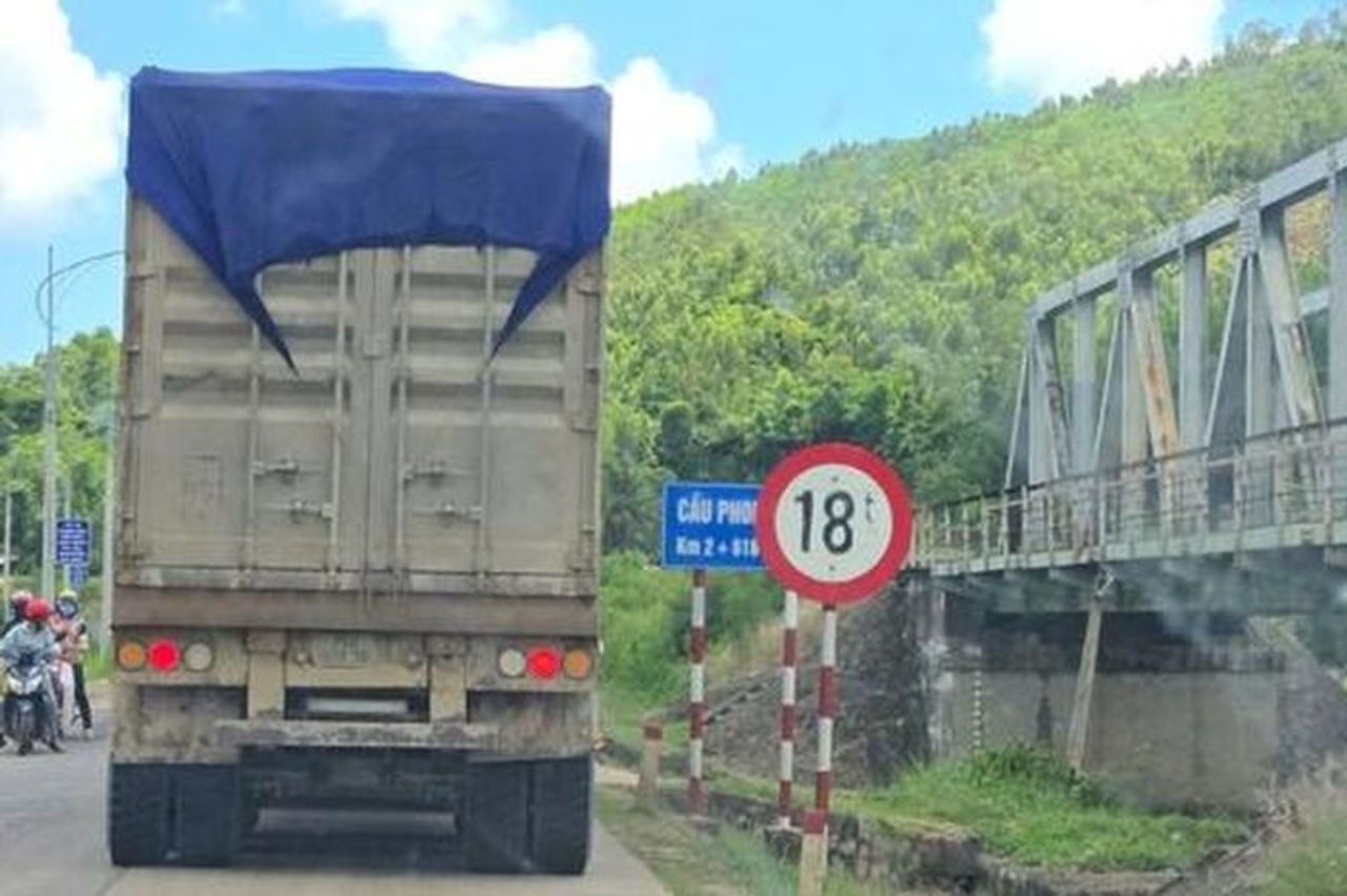 Đắk Lắk: Cầu yếu cấm tải trên 18 tấn 'oằn mình' gánh đoàn xe đầu kéo, xe container - Báo Xây Dựng