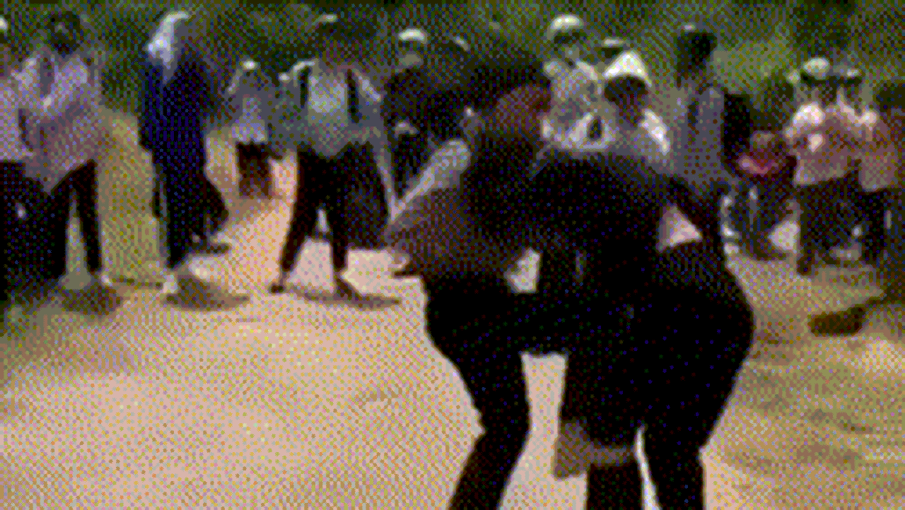 Hai nữ sinh 'sô lô', hàng chục bạn đứng quay clip, xúi giục 'giật tóc đi' - Báo Tiền Phong