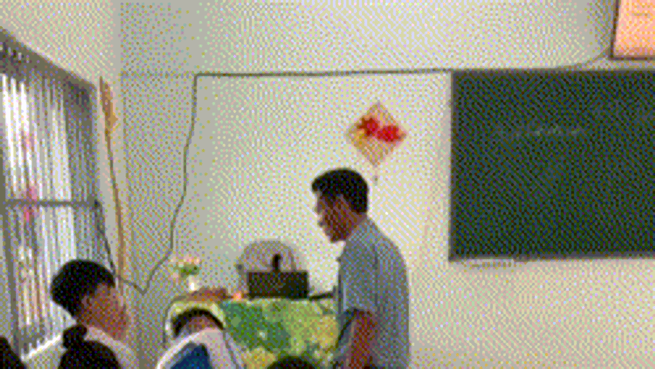 Bộ Giáo dục chỉ đạo vụ thầy giáo có hồ sơ 'cá biệt' đánh học sinh, bóp cổ đồng nghiệp - Báo Tiền Phong