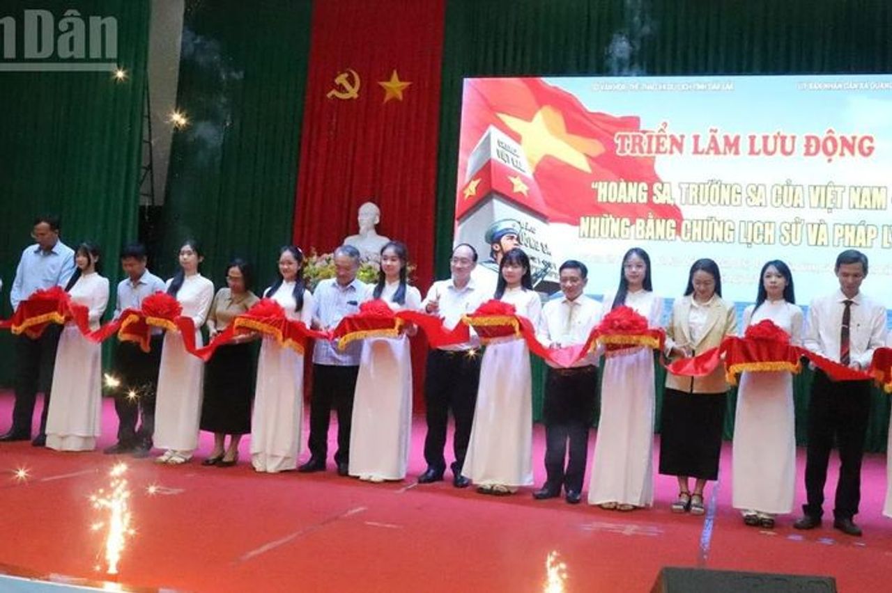 Hào hứng với triển lãm lưu động 'Hoàng Sa, Trường Sa của Việt Nam - Những bằng chứng lịch sử và pháp lý' - Báo Nhân Dân