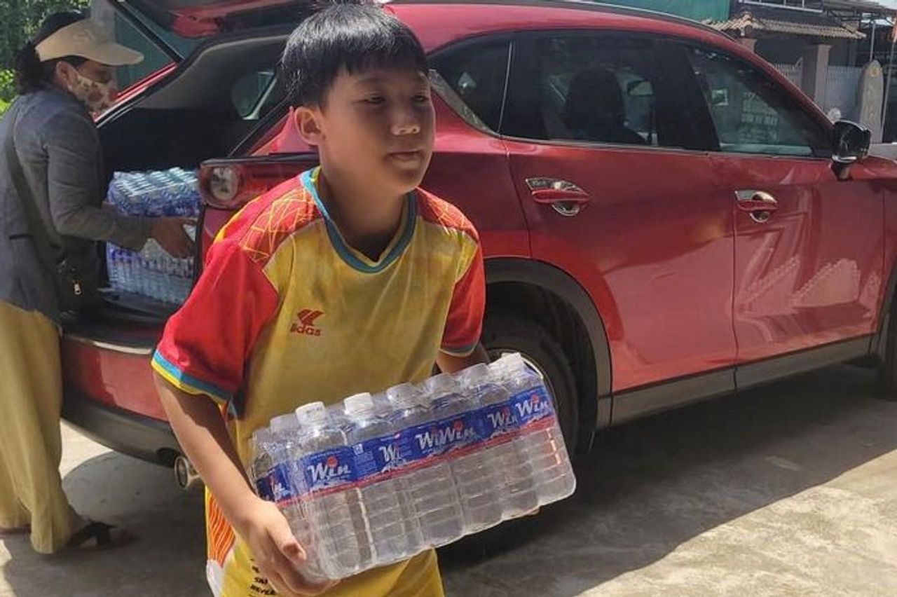 Hàng trăm người dân Đắk Lắk tranh thủ giờ nghỉ hỗ trợ đồng bào bị bão lũ - Báo Pháp Luật TP.HCM