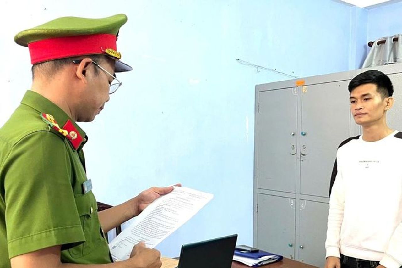 Khởi tố thanh niên đạp vào bụng phụ nữ mang thai vì chê giá mì tôm đắt - Báo VietnamNet