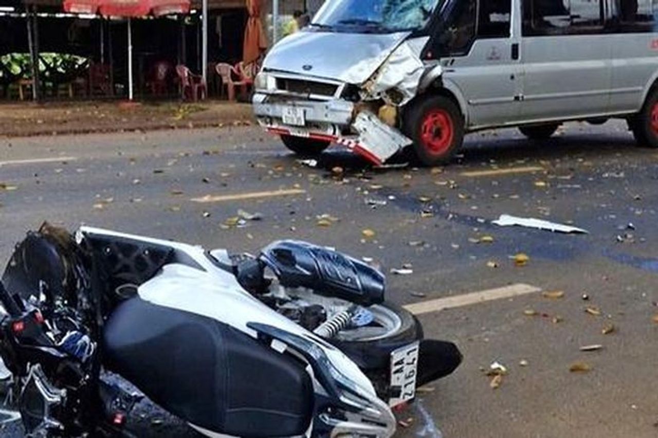 Đắk Lắk: Ô tô va chạm xe máy trên tỉnh lộ, hai người thương vong - Báo Xây Dựng
