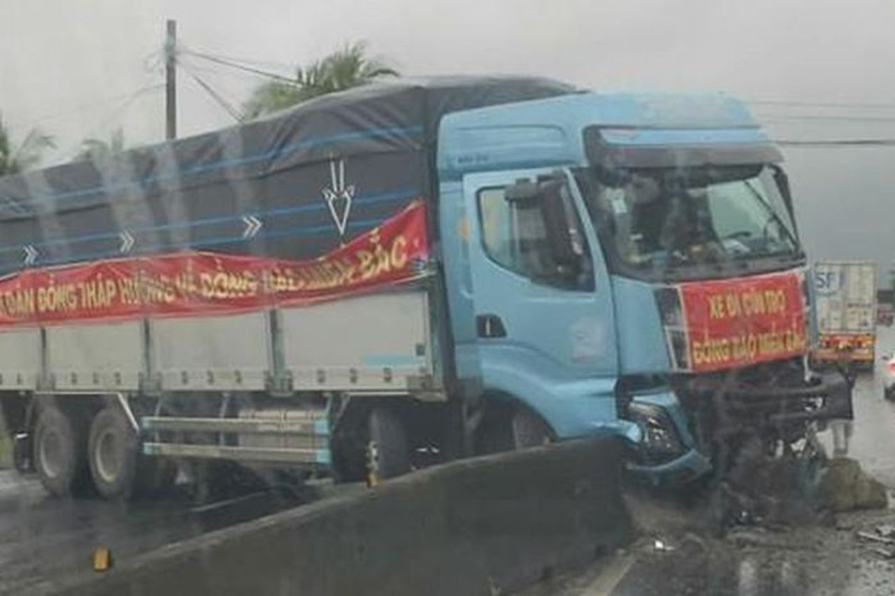 Xe chở hàng cứu trợ từ Đồng Tháp ra miền Bắc không may gặp tai nạn trên Quốc lộ 1 - Báo Người Lao Động