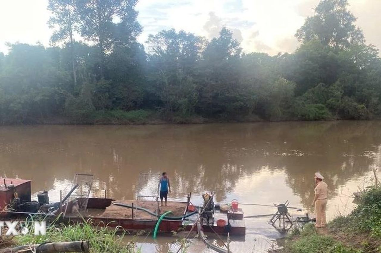 Đắk Lắk: Xử lý hai tàu hết hạn kiểm định vẫn khai thác hàng trăm mét khối cát - Báo VietnamPlus