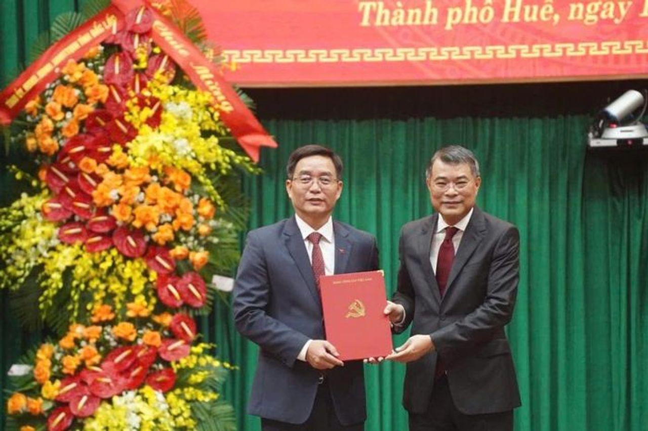 Công bố quyết định của Bộ Chính trị về công tác cán bộ tại Huế, Quảng Trị - Báo Nhân Dân