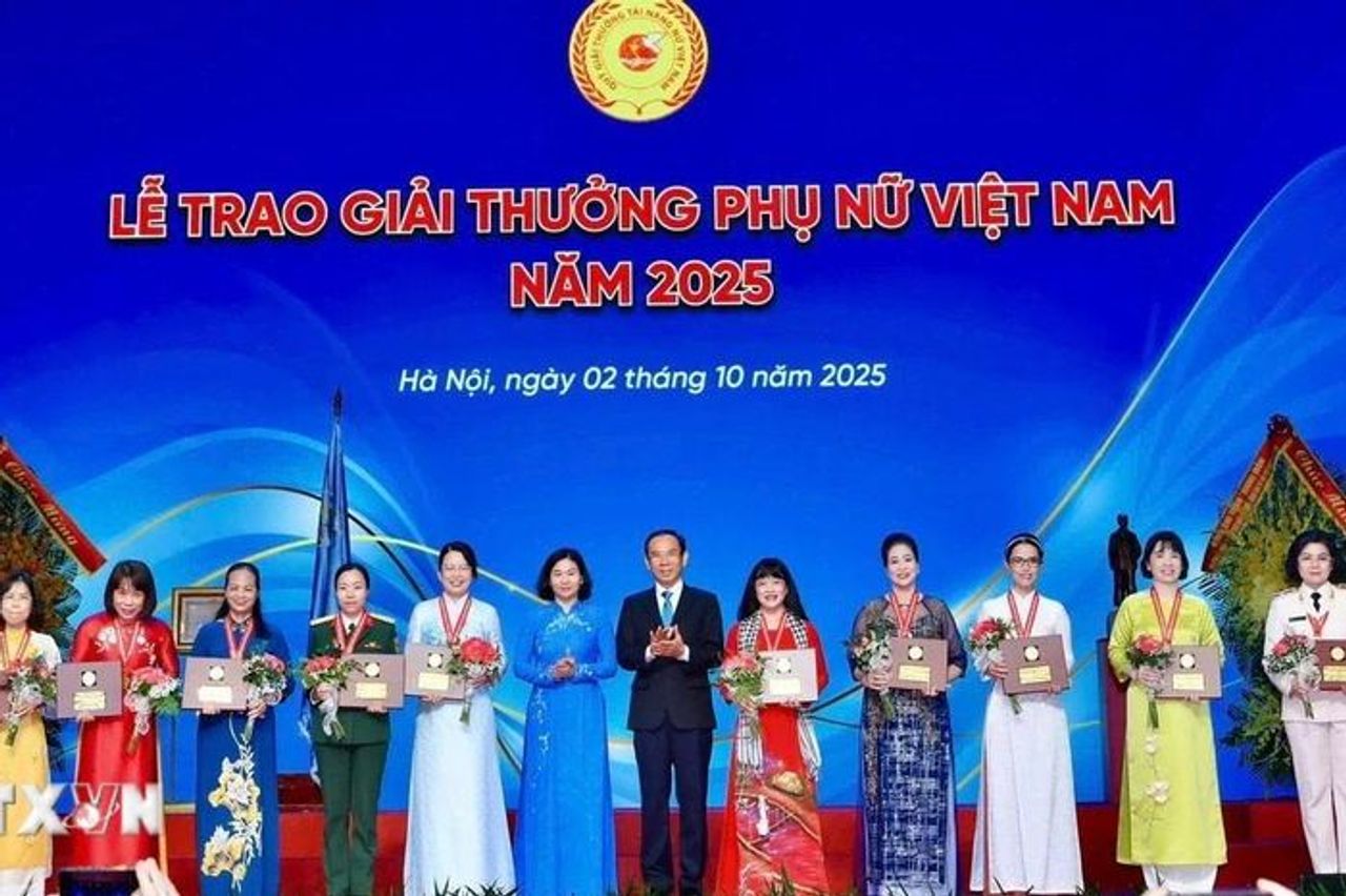 Đắk Lắk: Người giữ 'lá chắn vi sinh' bảo vệ sức khỏe cộng đồng - Báo VietnamPlus