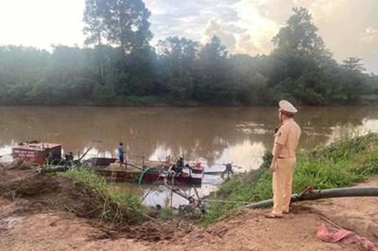 Bắt quả tang Giám đốc công ty dùng tàu hết kiểm định để khai thác cát - Báo Bảo Vệ Pháp Luật