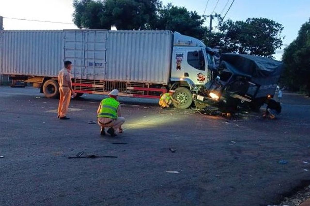 Tông xe liên hoàn trên Quốc lộ 26, một tài xế bị thương nặng - Báo Công An Nhân Dân