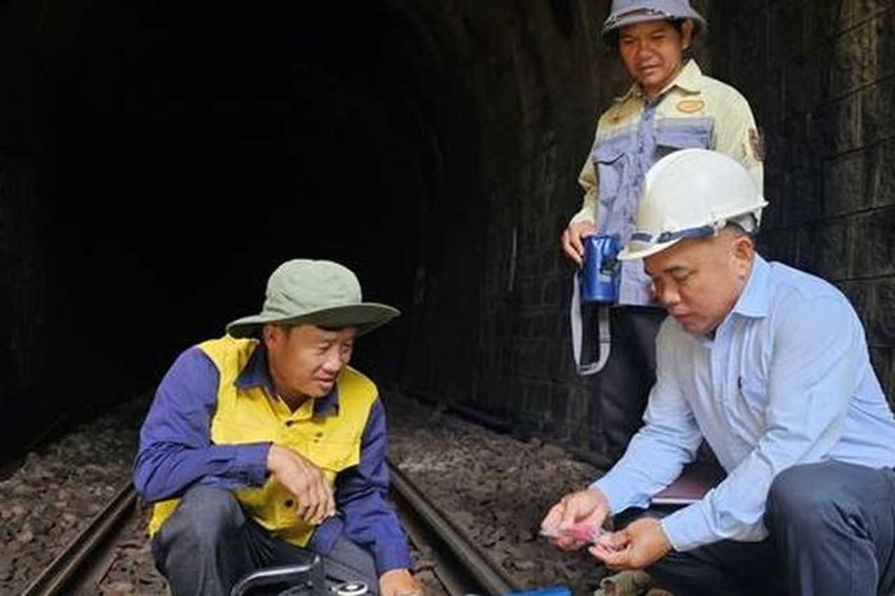 Miệt mài giữ nhịp những chuyến tàu qua cung Đèo Cả hiểm trở - Báo Xây Dựng
