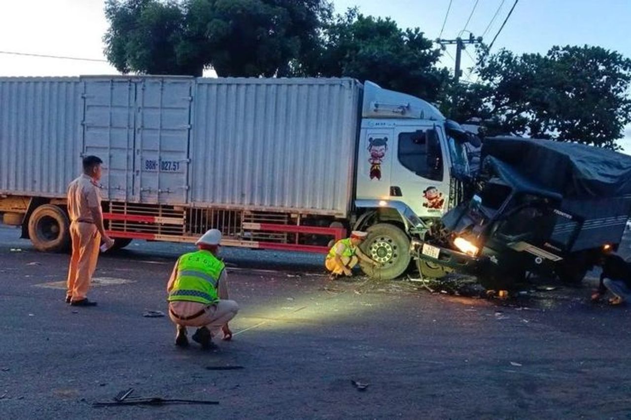 Xe cứu hộ gây tai nạn liên hoàn trên Quốc lộ 26 - Báo Tiền Phong