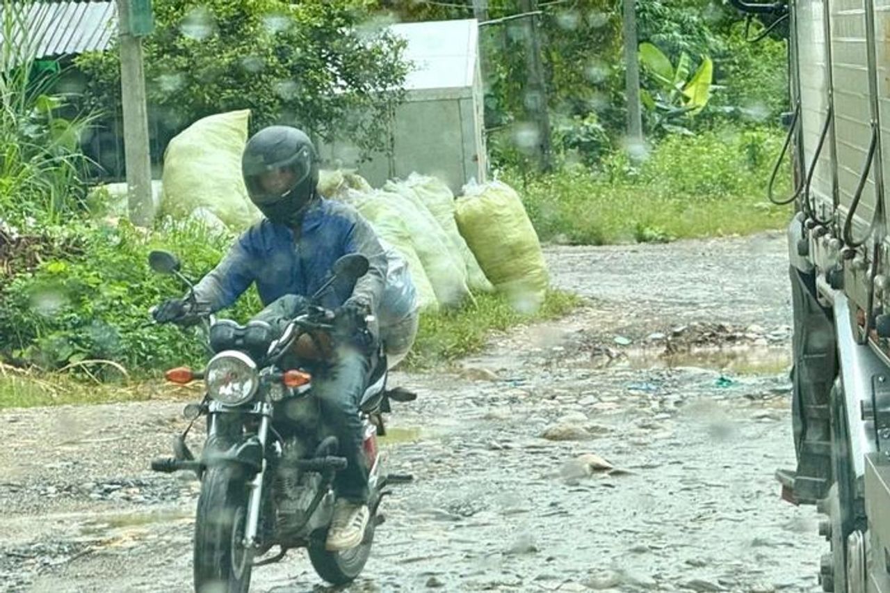 Quốc lộ nối tỉnh Lâm Đồng với Đắk Lắk nhiều đoạn ngập nước, nát tươm - Báo Tiền Phong