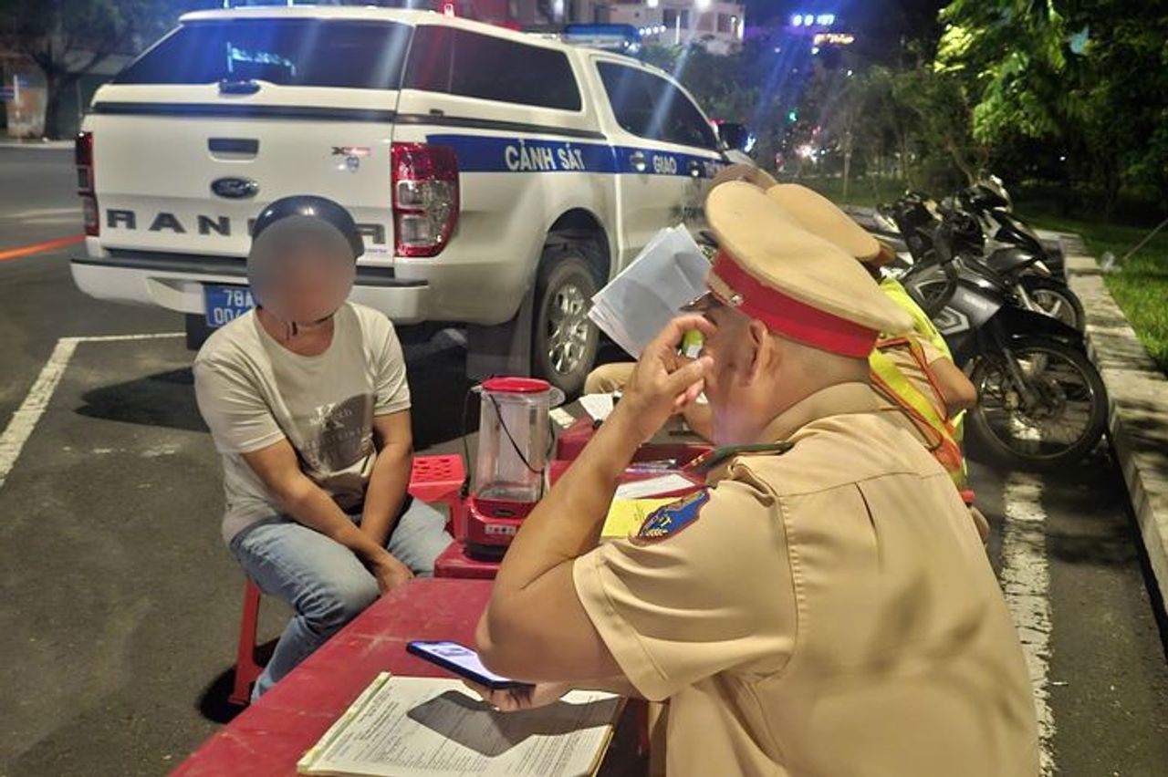 Vi phạm độ cồn, 'ma men' mếu máo 'làm cả ngày được 300 nghìn, nộp phạt 7 triệu' - Báo VTC News