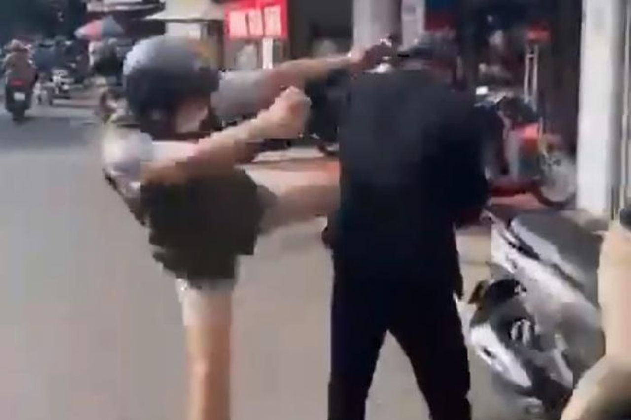 Xác định người đàn ông vừa đánh người vừa nói: 'Mày biết tao là ai không?' - Báo Người Lao Động