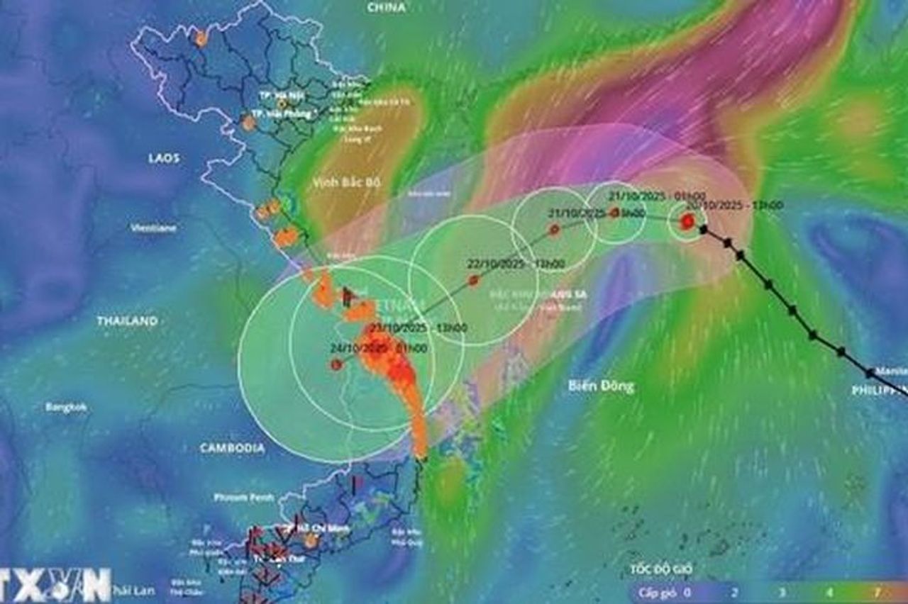 Thủ tướng yêu cầu chủ động triển khai các biện pháp ứng phó với bão số 12 và mưa lũ - Báo Phụ Nữ Việt Nam
