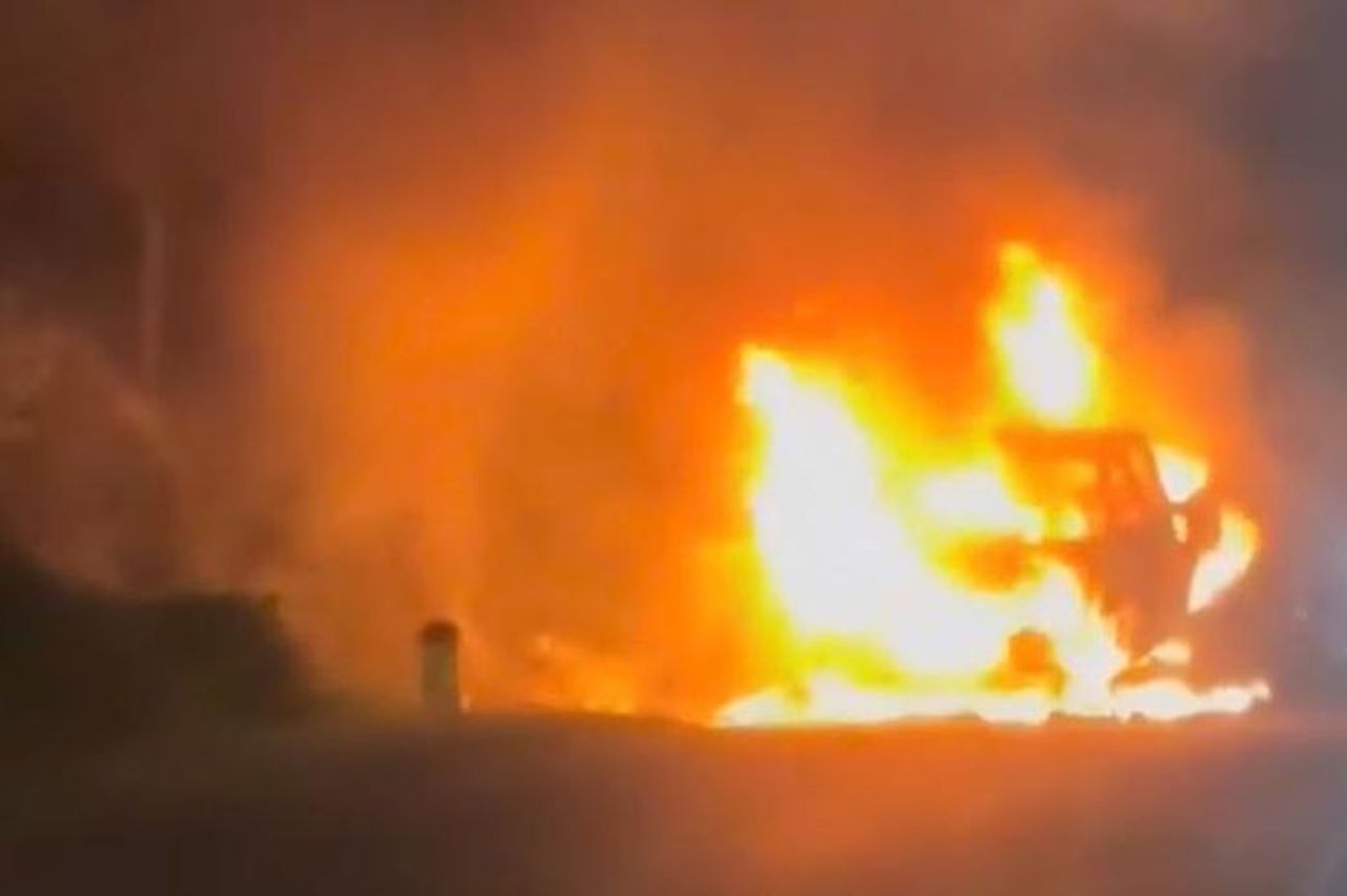 CLIP: Xe bán tải bất ngờ rú ga rồi bốc cháy ngùn ngụt giữa đường - Báo Người Lao Động