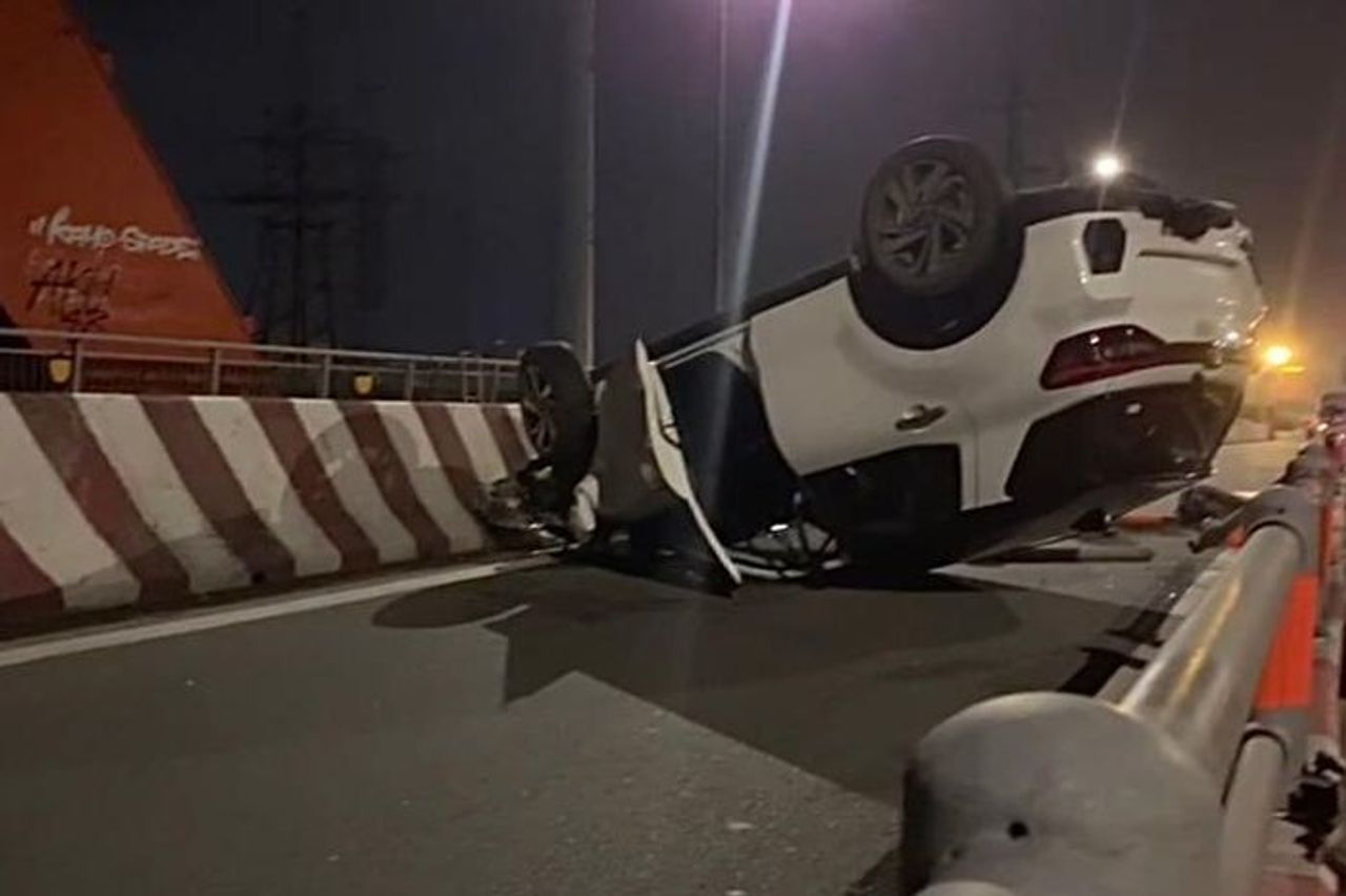 Điều tra vụ ô tô màu trắng 'phơi bụng' trên cầu Bình Lợi, TP HCM - Báo Người Lao Động
