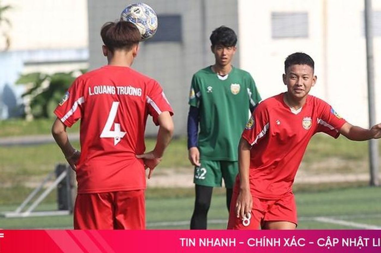 Đội trẻ Hồng Lĩnh Hà Tĩnh lên đường dự Giải Bóng đá hạng ba Quốc gia - Báo Hà Tĩnh