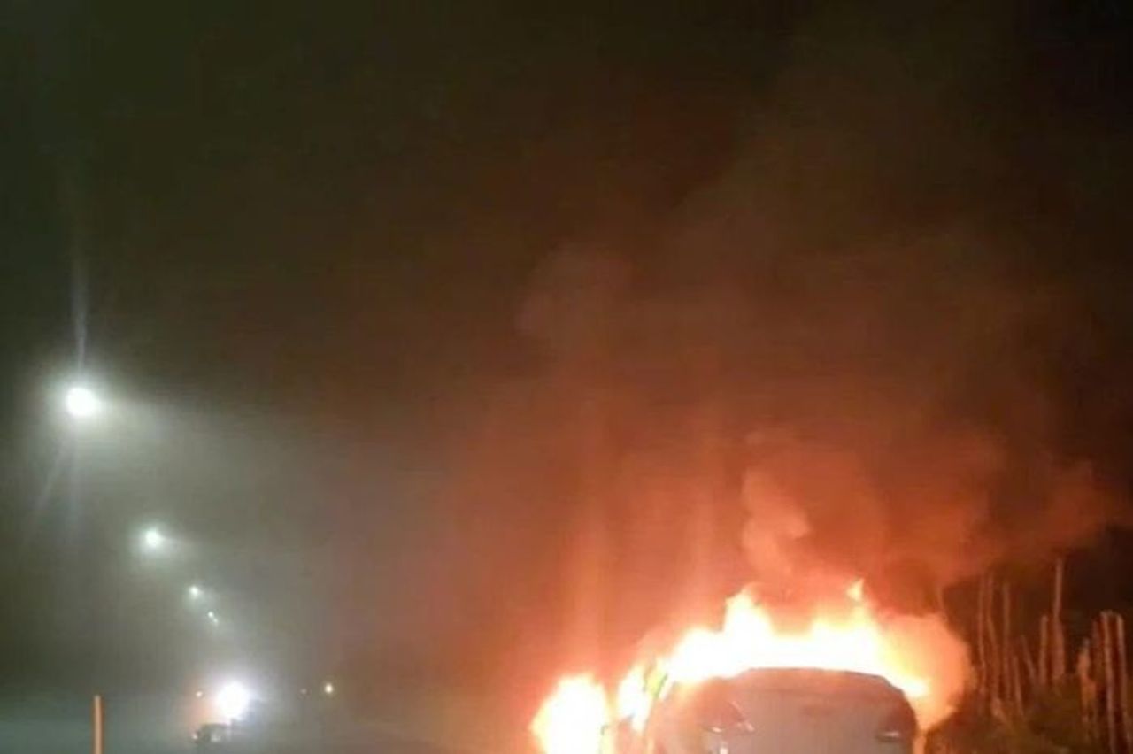 Đắk Lắk: Xe bán tải bốc cháy giữa đường, tài xế thoát hiểm an toàn - Chuyên trang Vietnamdaily - Báo Tri thức & Cuộc sống