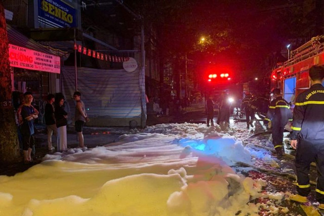 Chủ đi vắng, căn nhà 5 tầng bất ngờ bốc cháy - Báo Pháp Luật TP.HCM