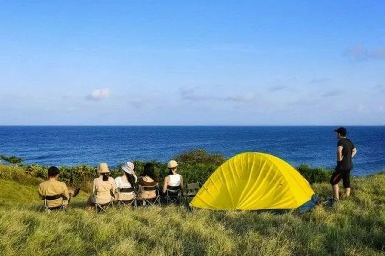 Cắm trại, ngắm hoàng hôn trên đảo Hòn Dứa - Báo Tri thức & Cuộc sống