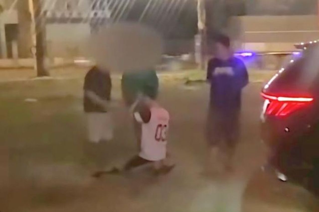 Một thanh niên bị tát tới tấp vào mặt, bắt quỳ gối giữa đường - Báo Người Lao Động