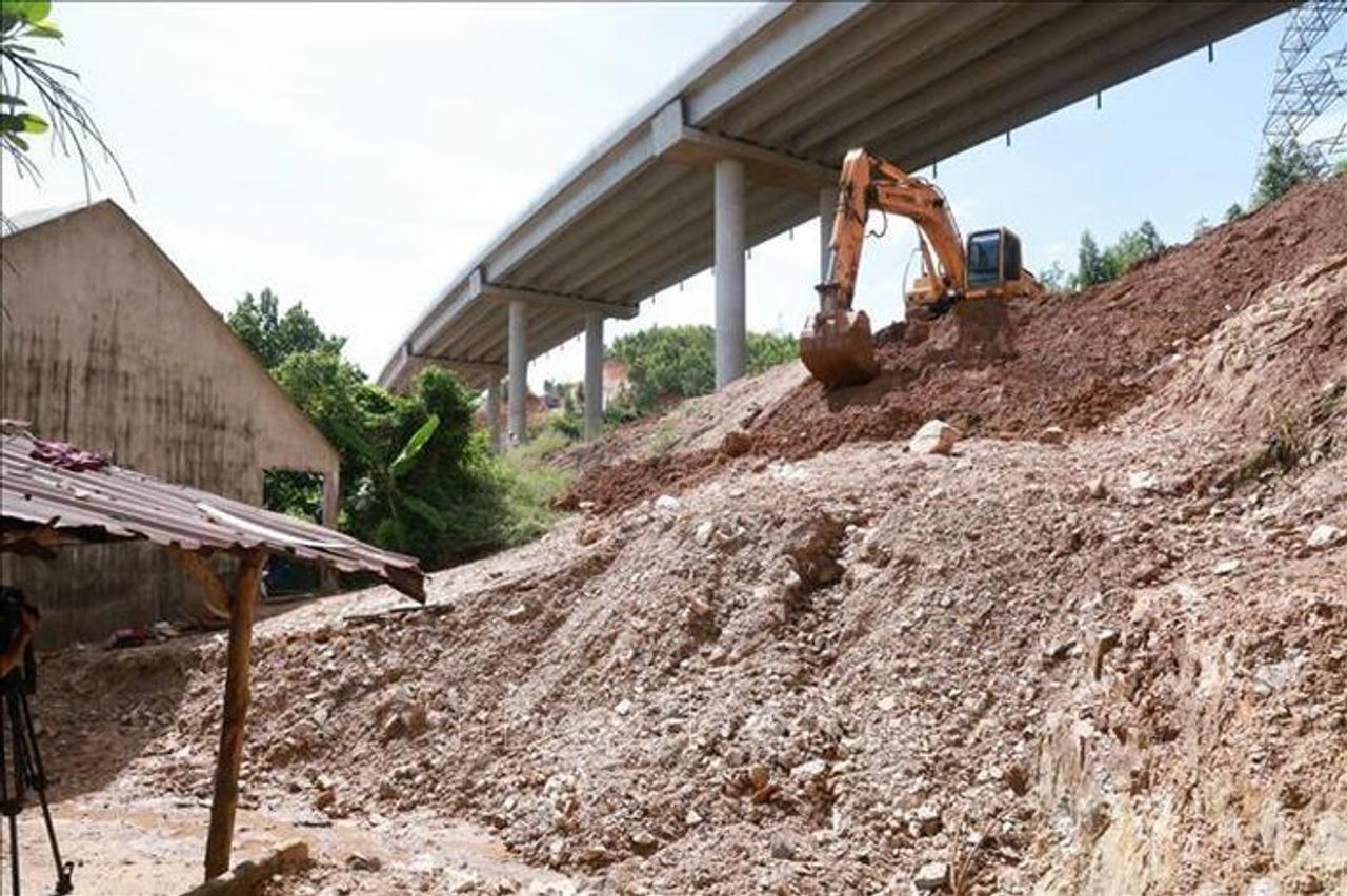 Xử lý khẩn cấp sạt lở mái taluy khi thi công cao tốc Bắc - Nam - Báo Tin Tức TTXVN