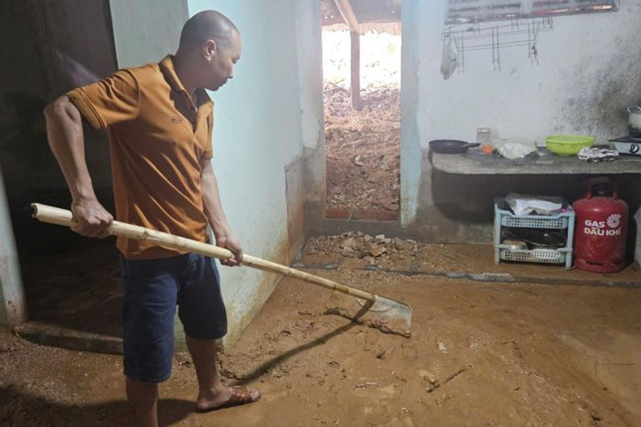 Mưa lớn, đất đá từ công trường cao tốc Bắc-Nam sạt trượt, tràn vào nhà dân - Báo Pháp Luật TP.HCM