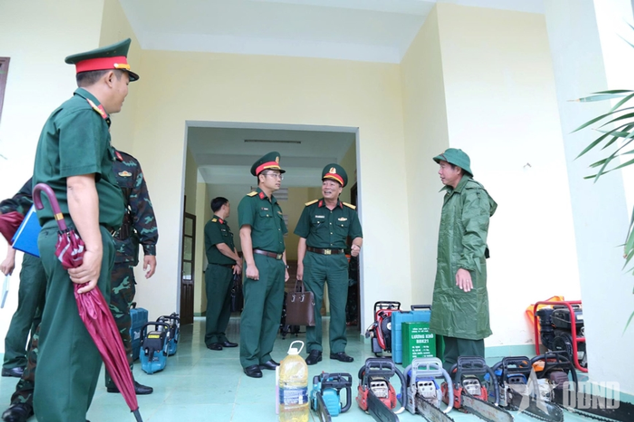 Lực lượng vũ trang Quân khu 5: Chủ động ứng phó bão số 12 - Báo Quân Đội Nhân Dân