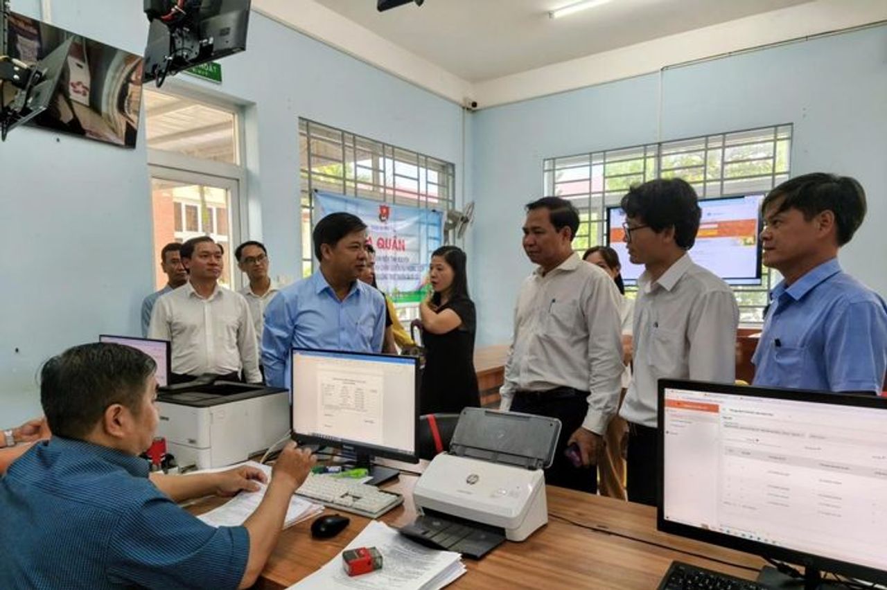 Bí thư Tỉnh ủy Đắk Lắk kiểm tra trung tâm phục vụ hành chính công hai địa phương - Báo Điện tử Tiếng nói Việt Nam