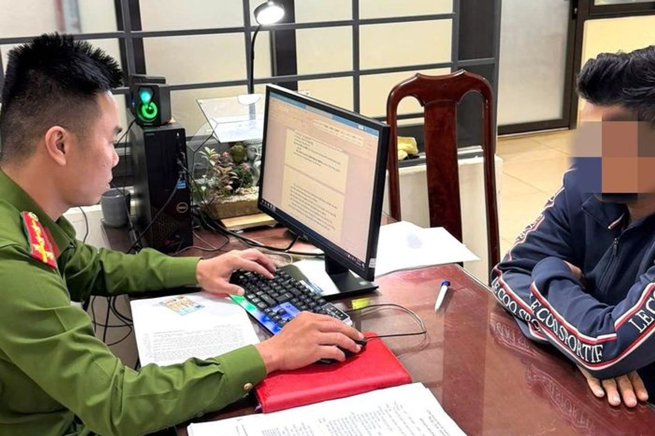 Danh tính thầy dạy múa lân bắt nam thanh niên quỳ gối giữa đường - Báo VietnamNet