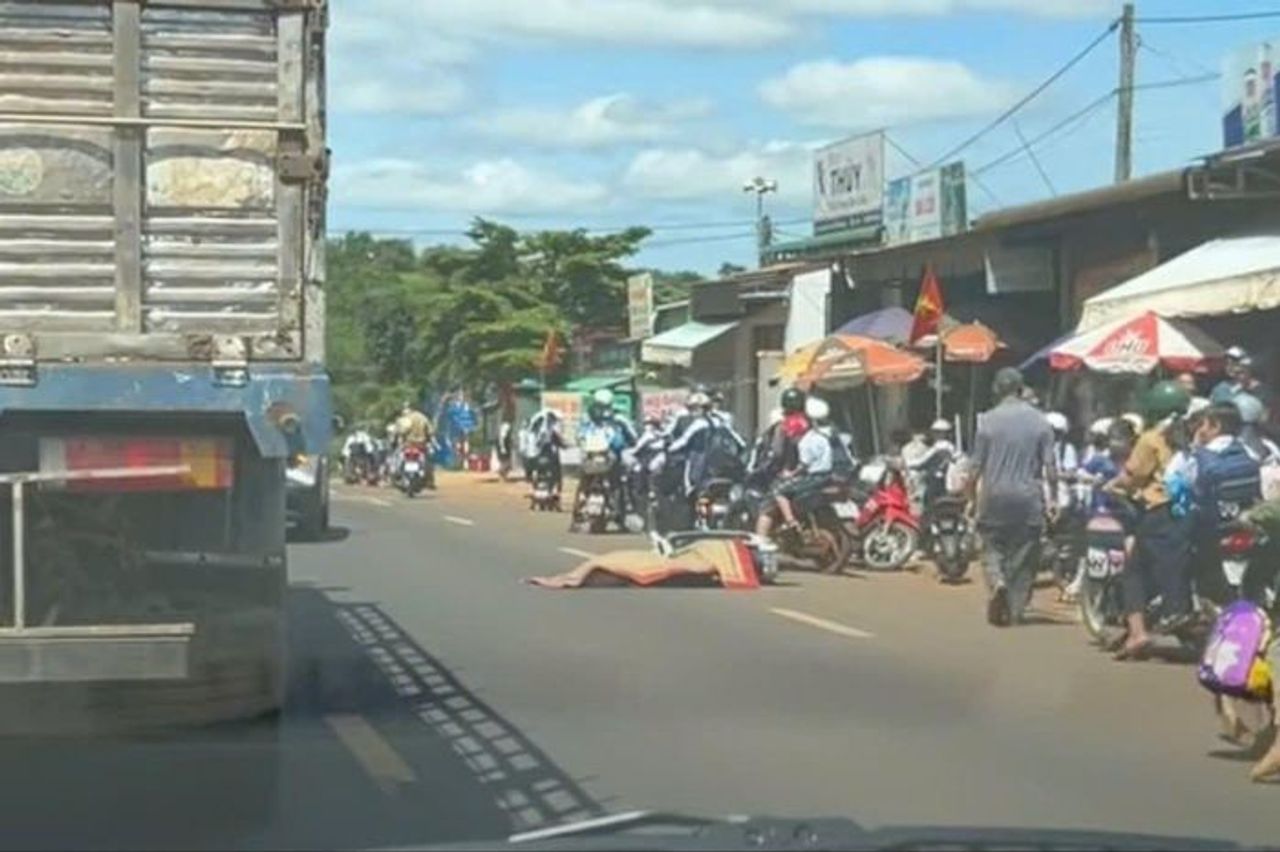 Trên đường đi học về bằng xe đạp điện, nữ sinh 12 tuổi bị tai nạn tử vong - Báo Pháp Luật TP.HCM
