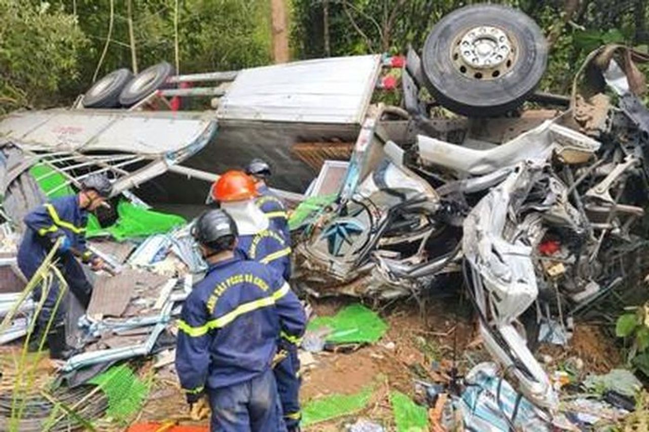 Xe tải chở gạch men bị lật trên đèo, 2 người tử vong, 2 người bị thương nặng - Công An TP.HCM