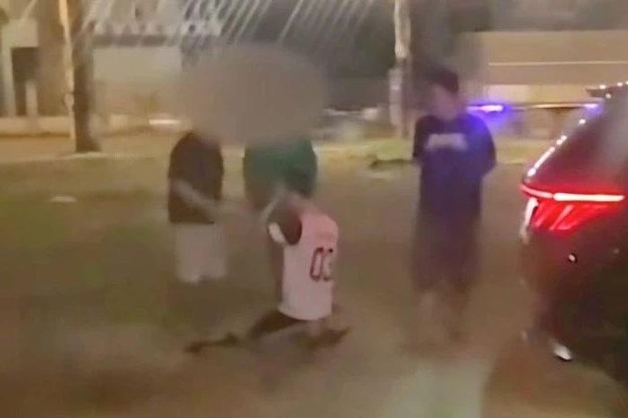 Xôn xao clip nam thanh niên bị tát, bắt quỳ giữa đường ở Đắk Lắk - Chuyên trang Vietnamdaily - Báo Tri thức & Cuộc sống