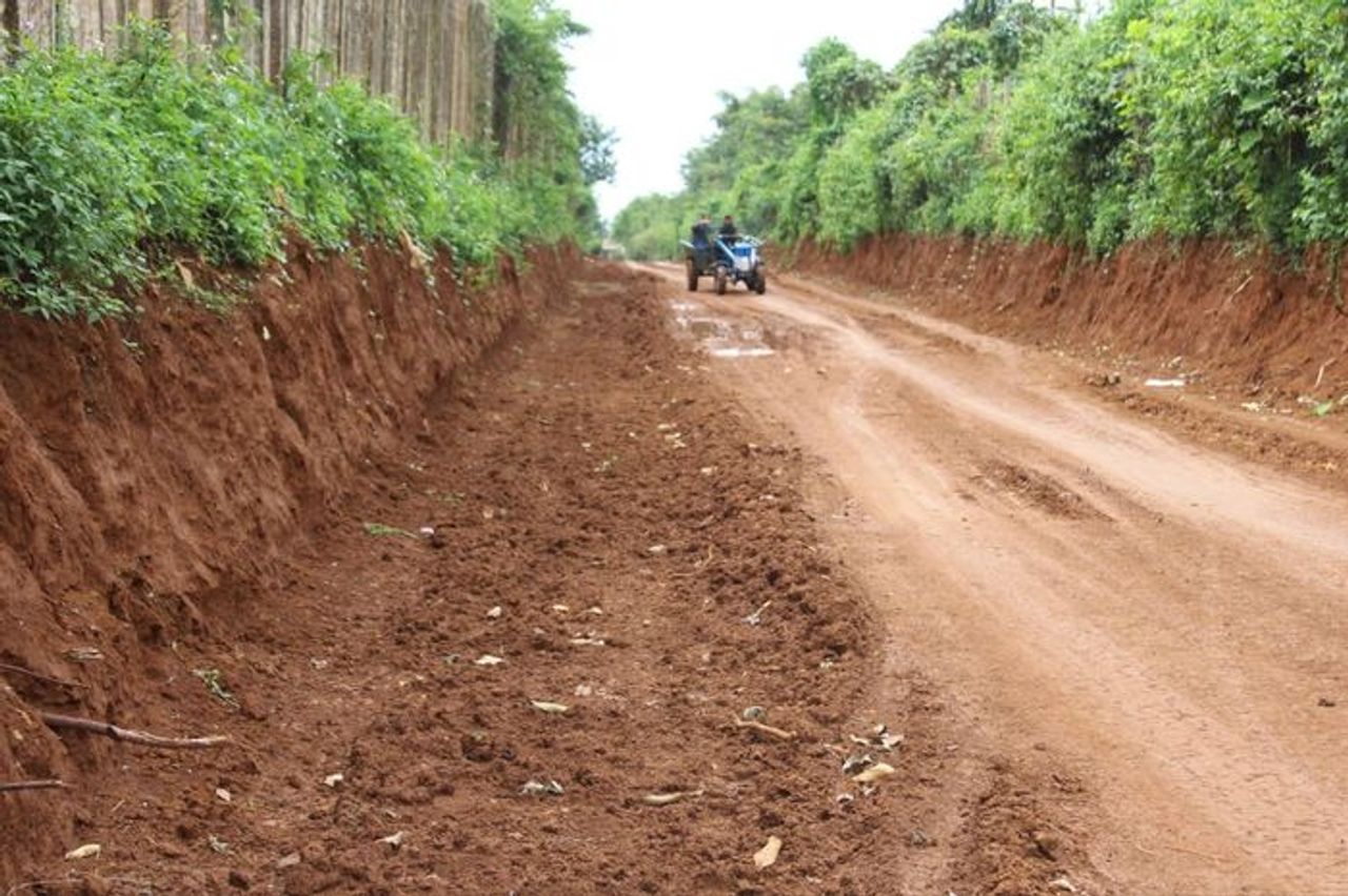 Người múc đất đường đang thi công ở Đắk Lắk nói gì? - Báo Pháp Luật TP.HCM