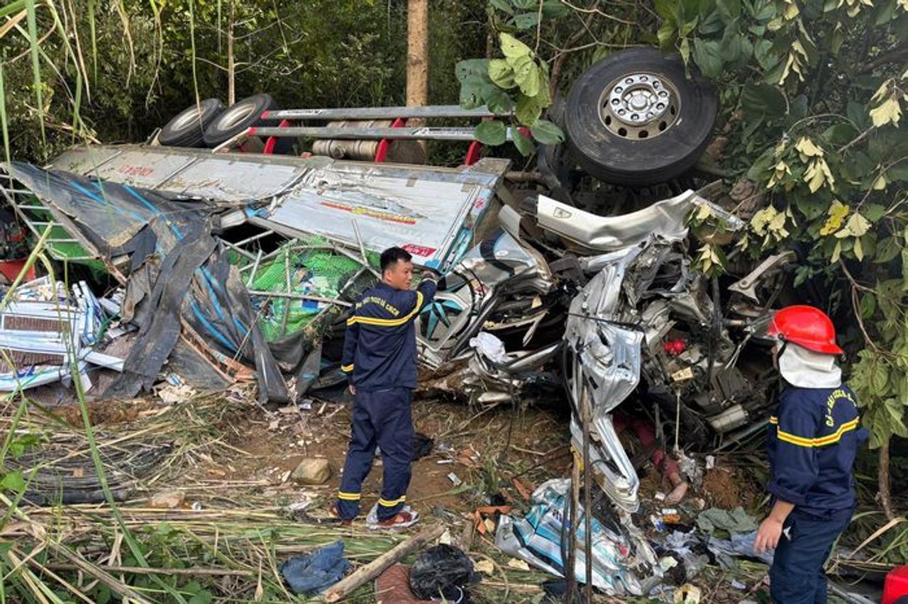 Lật xe tải trên đèo Ngọc Vin, 4 người thương vong - Báo Pháp Luật TP.HCM