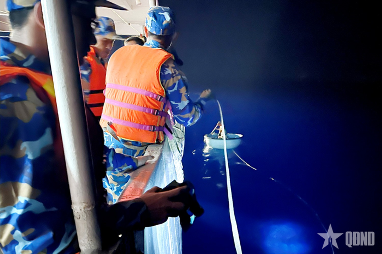 Kịp thời cứu nạn tàu cá Đắk Lắk gặp sự cố trên biển - Báo Quân Đội Nhân Dân