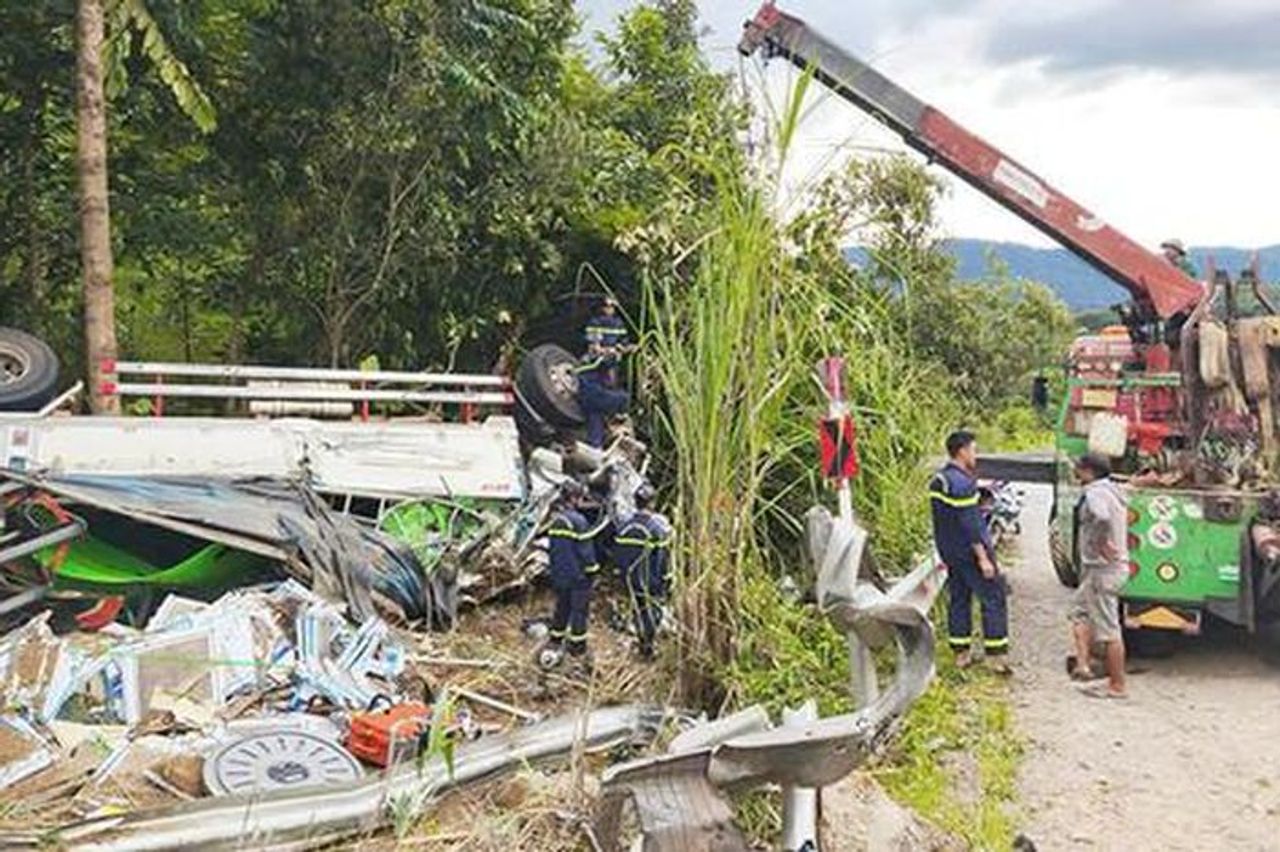 Xe tải mất lái tông dải phân cách trên Quốc lộ, 2 người chết, 2 người bị thương - Báo Pháp Luật Việt Nam