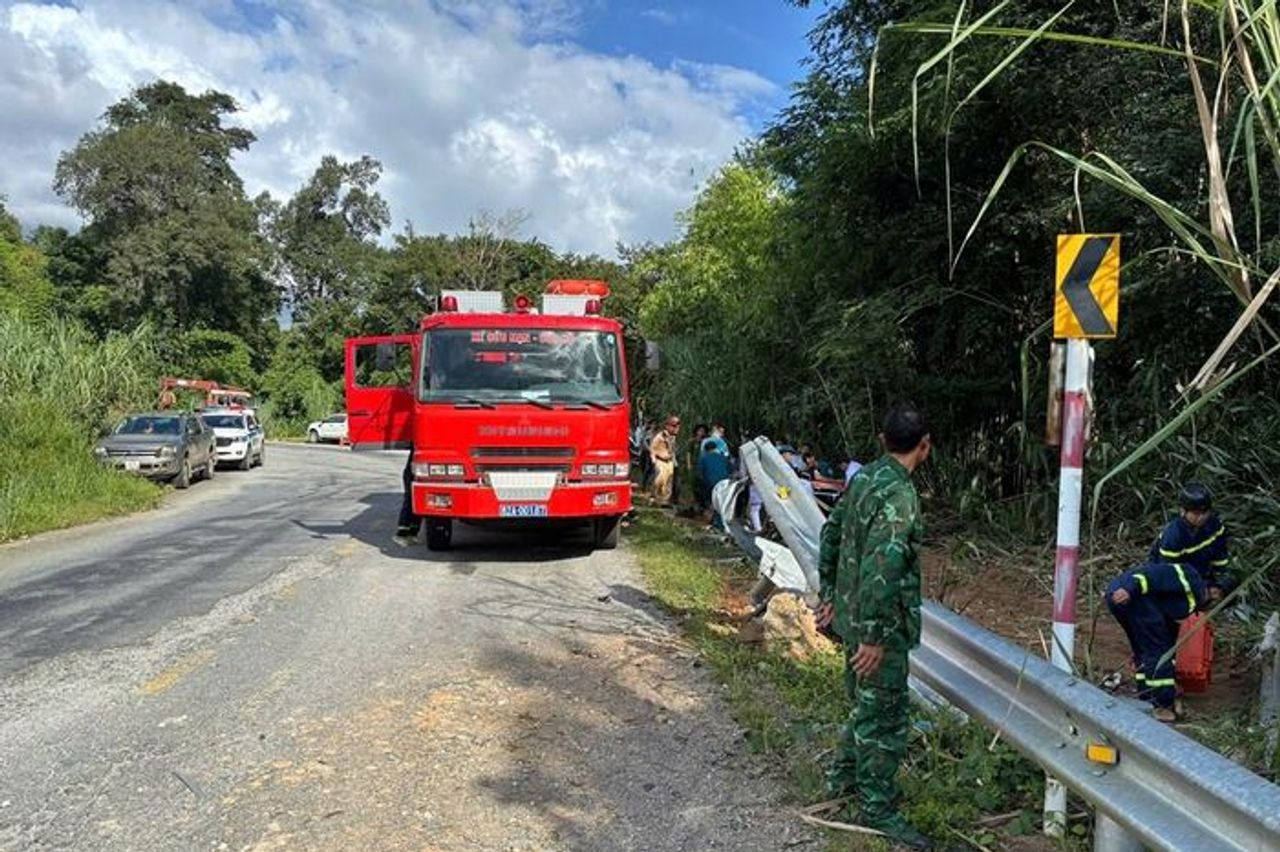 Lật xe tải trên đèo Ngọc Vin, 4 người thương vong - Báo Văn hóa
