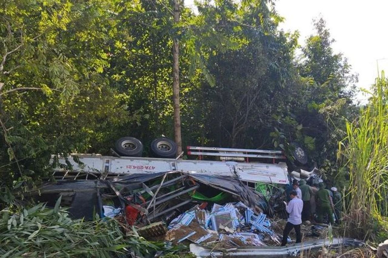 Quảng Ngãi: Lật xe tải khiến 2 người chết, 2 người bị thương - Báo Nhân Dân