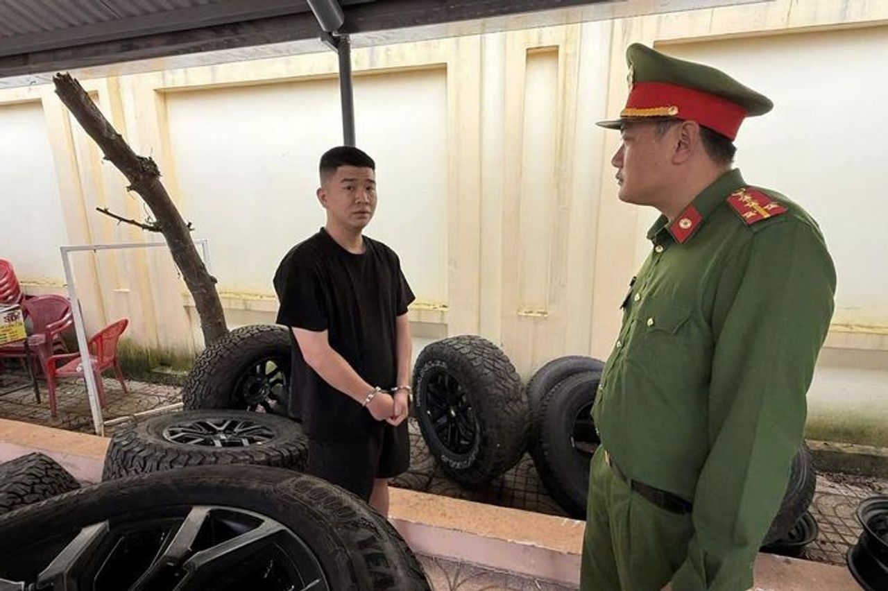 Lái xe bán tải đi trộm bánh ô tô - Báo Pháp Luật TP.HCM