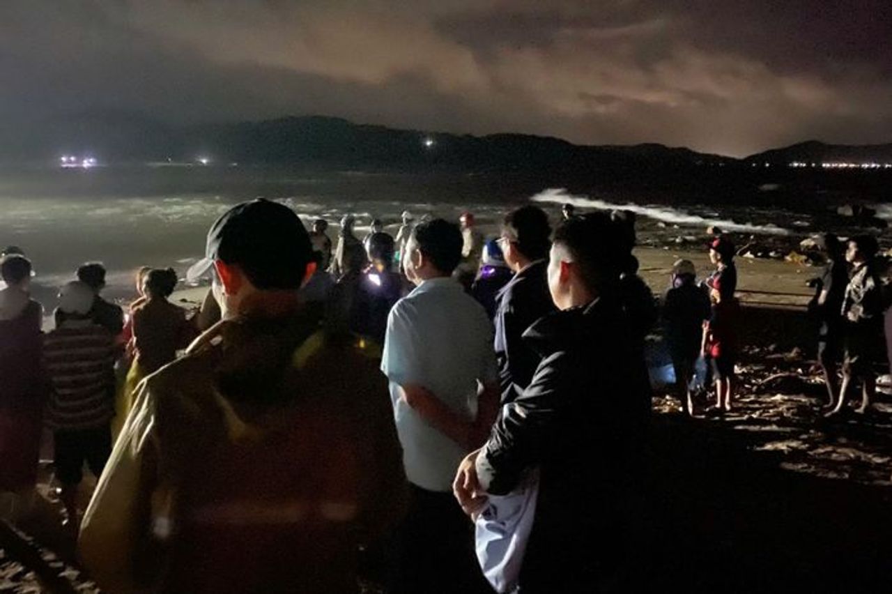 Tắm biển gặp sóng lớn, 2 thanh niên mất tích - Báo Pháp Luật TP.HCM