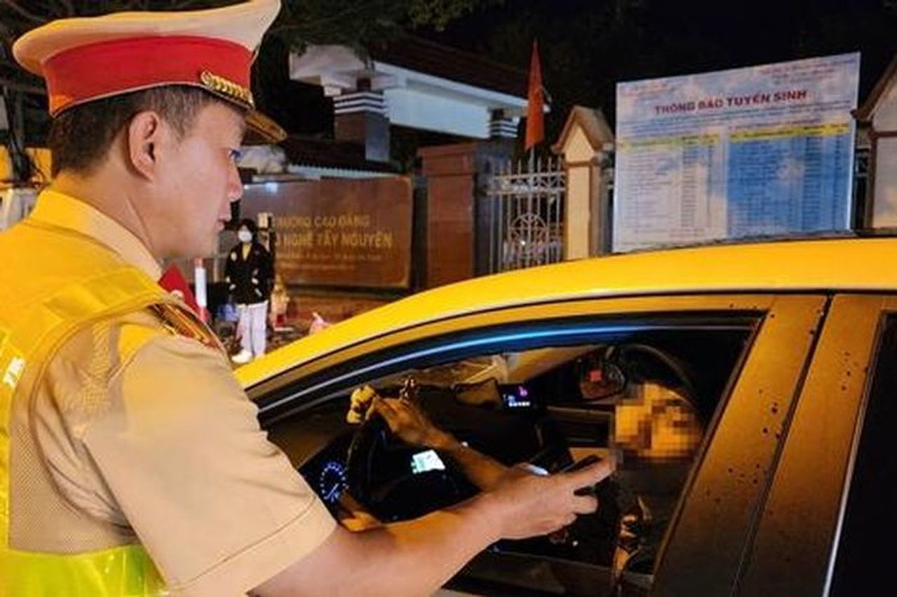 Trừ điểm giấy phép lái xe: Mỗi điểm trừ là một bài học về ý thức giao thông - Báo Xây Dựng